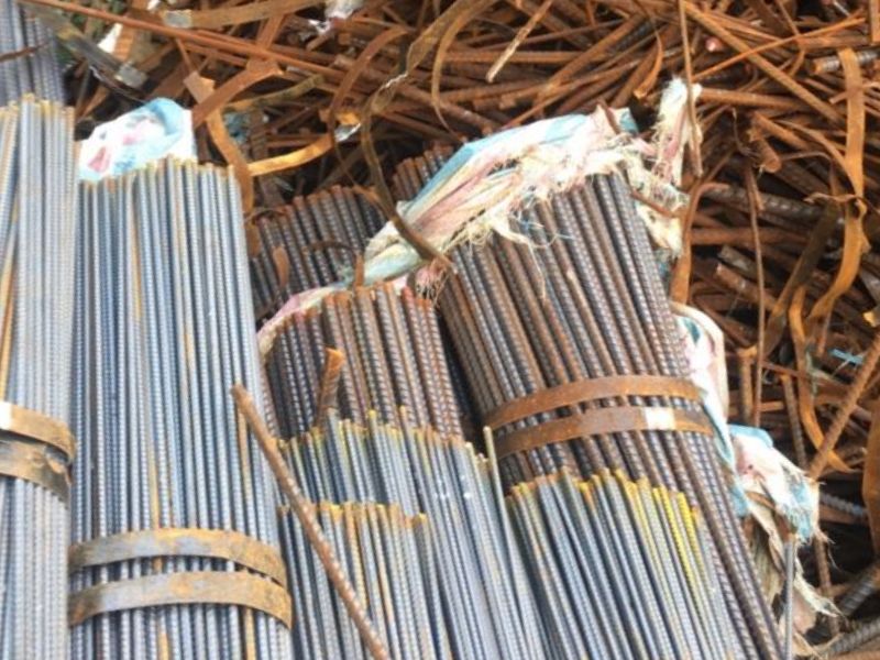 Bán phế liệu tại TPHCM gồm thép cây, sắt phế liệu và các thanh kim loại được bó thành từng lô