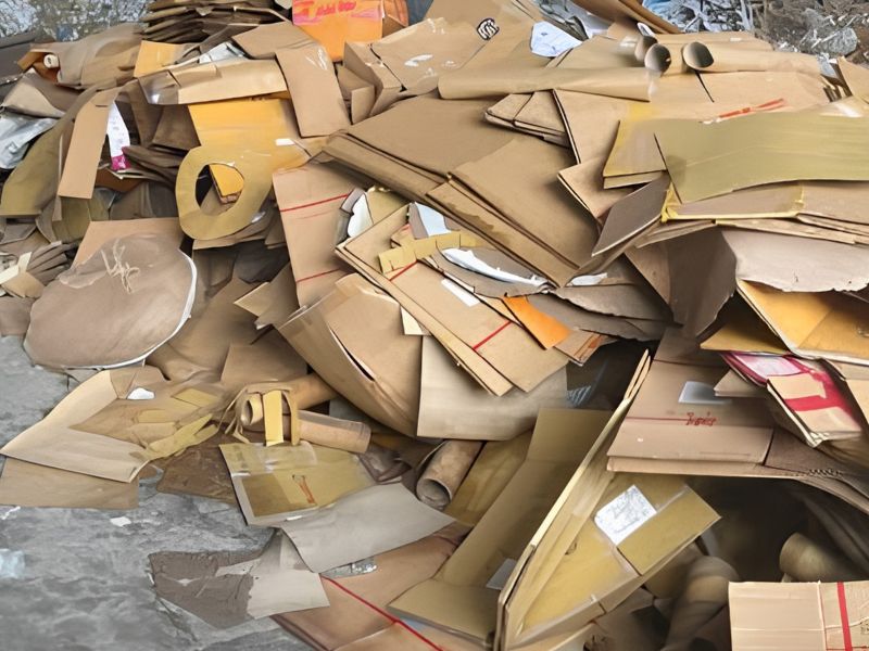 Bán phế liệu tại TPHCM gồm giấy carton, bìa carton và giấy phế liệu được tập kết thành đống