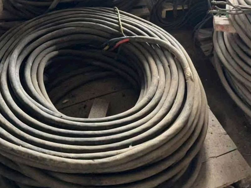 Bán phế liệu tại TPHCM với cuộn dây cáp kim loại cũ được tập kết tại khu vực thu gom