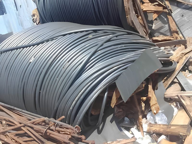 Bán phế liệu tại TPHCM gồm nhiều cuộn dây cáp màu xám được tập kết chờ thu gom